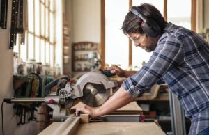 Scie circulaire ou scie sauteuse : comparaison des outils indispensables au bricolage scie circulaire