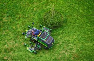 Les secrets pour tondre efficacement une pelouse haute et humide comment tondre de l'herbe haute et humide