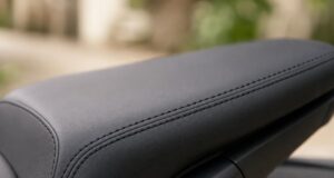 Simili-cuir de qualité, la clé d’une housse de selle mécaboîte durable