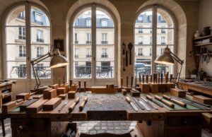 Joaillerie artisanale à Paris : l’art de créer une bague de fiançailles d’exception